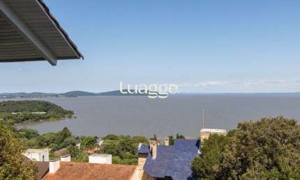 Casa deslumbrante vista do Guaiba, 3 dormitórios, sendo 1 suite master com closet e banheira de hidro com vista para o rio