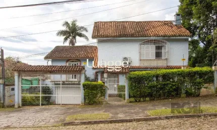 Casa no bairro Cristal, Possui 4 dormitórios, sendo 1suíte, closet e banheira de hidromassagem, com possibilidade de um podendo 1 dormitórios extra.