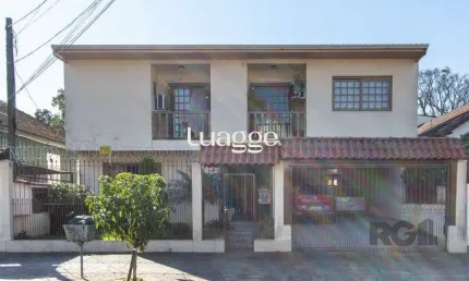 Casa de alvenaria, 3 quartos, 1 suíte, 4 banheiros e 5 vagas de garagem.