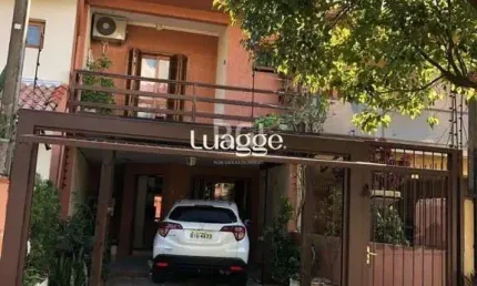Casa residencial de 3 dormitórios sendo um uma suíte localizada no bairro guarujá.