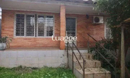 Casa de 2 quartos, com edícula, próximo a Av. Wenceslau Escobar