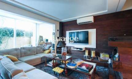Casa com 327m² de área privativa, oferecendo 3 dormitórios, sendo 3 suítes