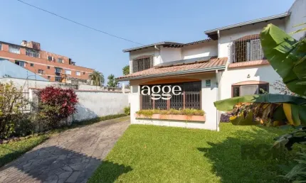 Casa para Venda - 72.6m², 4 dormitórios, sendo 1 suites, 6 vagas - Camaquã