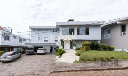 Casa em condominio . com 6 suites, sendo 3 suítes master com closet e hidro.