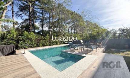 Casa em condomínio com pátio, piscina, 3 suítes e 2 vagas