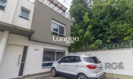 Casa impecável e mobiliada, com 3 niveis, possui 3 dormitórios sendo 1 suíte, 4 banheiros