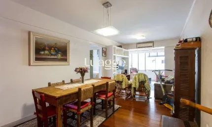 Apartamento com 73m², 2 dormitórios, área de serviço separada, living 2 ambientes , vaga de garagem escriturada e coberta.