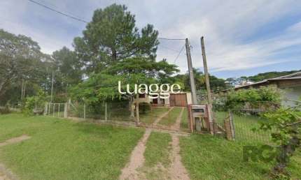 Dois quartos, 01 banheiro, 01 sala de star, 01 sala de jantar, cozinha, 01 garagem para três carros com churrasqueira.