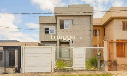 Sobrado, 185 metros quadrados privativo, com 3 quartos, 1 suíte, Living e cozinha integrados, lareira, churrasqueira, lavabo e 2 vagas de garagem. e 2 vagas de garagem