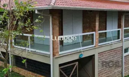 Casa de alvenaria, com 3 dormitórios, 1 suíte, living, cozinha, lavanderia, churrasqueira, banheiro social, pátio e 4 vagas de garagem.