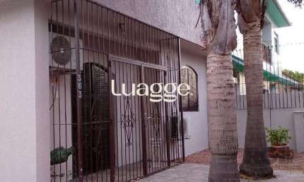Casa térrea, 3 dormitórios, 1 suíte, living para 2 ambientes, cozinha, pátio, 2 banheiros e 4 vagas .