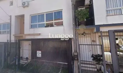 Sobrado  com 3 quartos, 1 suíte, lareira, churrasqueira, 3 vagas cobertas na zona sul.