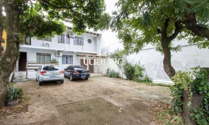 Casa ampla de 2 pavimentos com 4 dormitórios, 1 suite e 4 vagas no bairro Santa Tereza!