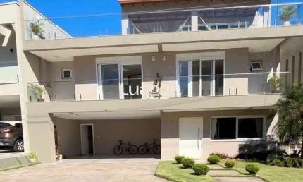 Casa em condomínio com 4 suítes, 4 vagas de garagem, pátio com piscina