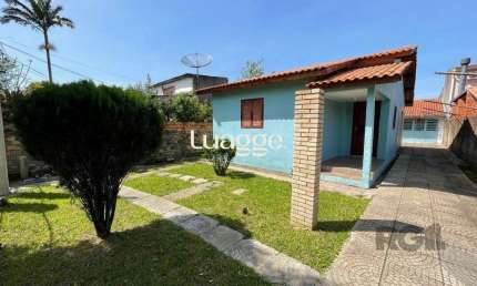 Casa que possui 3 dormitórios, banheiro social, ampla cozinha, sala de estar, ótimo pátio frente e fundos, vaga para uns 5 carros