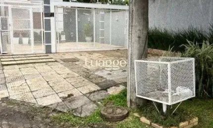 CASA RESIDENCIAL SEMIMOBILIADA PARA LOCAÇÃO NO BAIRRO HÍPICA - 02 QUARTOS - PISO LAMINADO/PORCELANATO - 188M² ÁREA PRIVATIVA - 02 VAGAS DE ESTACIONAMENTO