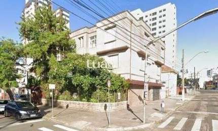 Prédio com total de três pavimentos, para moradia, lojas e apartamentos