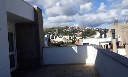 Cobertura com 137m², no Bairro Cristal, de 2 dormitórios, sento uma suíte, ampla sacada, churrasqueira, vista panorâmica, vaga coberta.
