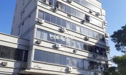 sala comercial com 39m² privativos com hall de espera, banheiro e ampla sala/escritório com móveis sob medida.