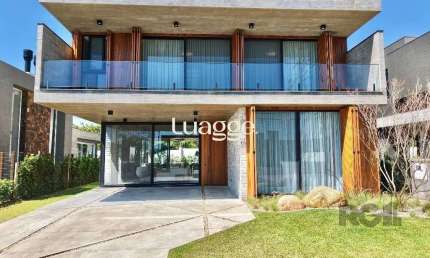 sobrado de luxo está à venda em um exclusivo condomínio à beira-mar