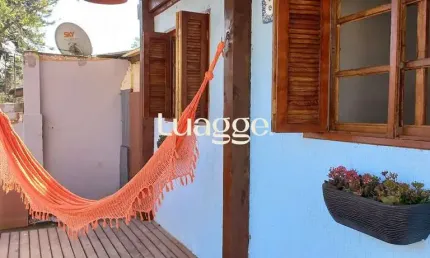 Casa térrea de 2 dormitórios, living, cozinha, churrasqueira, área de serviço, banheiro social, vaga para 2 automóveis.