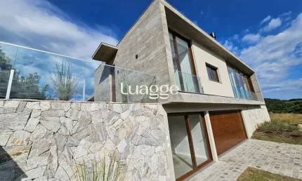Casa de condomínio, 3 dormitórios, 3 suítes, 2 vagas de garagem.