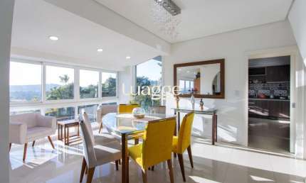 CASA RESIDENCIAL MOBILIADA EM CONDOMINIO FECHADO PARA LOCAÇÃO NO BAIRRO NONOAI - 03 SUÍTES - PISCINA - PISO PORCELANATO - 357M² ÁREA PRIVATIVA