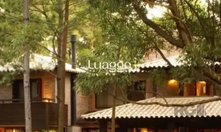 Casa com griffe, no Condomínio Carmel, no coração do litoral norte, juntinho à Central de Atlântida, entre bosques e ares de serra.