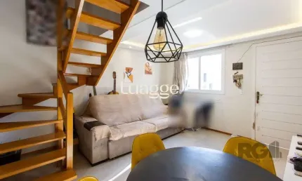 Casa em condomínio, possui 2 dormitórios, sala para 2 ambientes e 1 vaga.