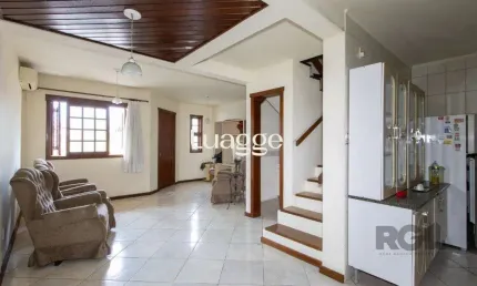 Casa em Condomínio na Zona Sul, no bairro Hípica, com 2 dormitórios, living para dois ambientes, cozinha mobiliada, lavabo