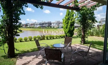 Oportunidade única! casa em condomínio à beira do lago com 4 suítes, sendo uma térrea e uma suíte master espetacular!