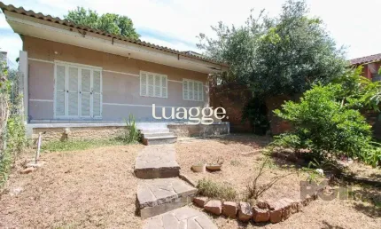 Casa com 109m² de área privativa, possui 02 dormitórios, living para 2 ambientes, cozinha, 2 banheiros