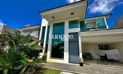 CASA EM CONDOMINIO COM TRES DORMITÓRIOS TRES SUITES