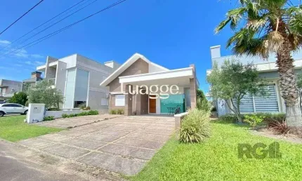Casa a venda em Condomínio fechado na Beira mar de Atlântida Sul com 3 quartos e 164m²