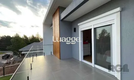Linda Casa Ampla com 3 Suítes Construída Recentemente em Condomínio no Bairro Nobre de Gramado