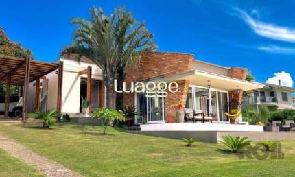 Casa à beira do lago na área central do condomínio com 4 suites