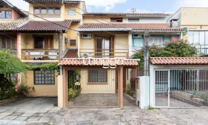 A casa possui 78m² de área construída, com um adicional de 20m²