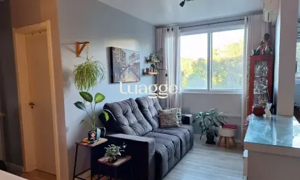 Apartamento de 2 quartos, cozinha planejada e 1 vaga escriturada.