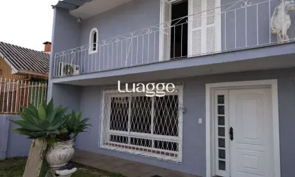 Casa de alvenaria, com 3 quartos, 1 suíte e 3 vagas de garagem.