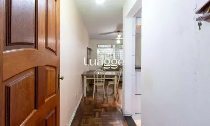 Apartamento térreo com pátio privativo no coração do menino deus, 2 dormitórios.