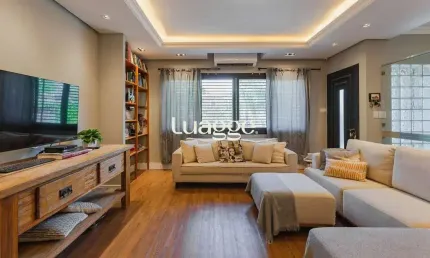Casa com 3 suítes, piscina e lazer completo em rua calma