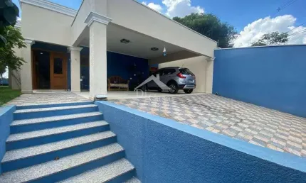 Casa térrea em Atibaia com 3 suítes - lazer com piscina e pomar