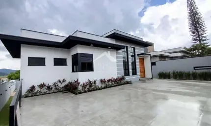 Elegância e Bem-Estar em Atibaia – Casa com 3 Suítes e Piscina no Loanda.