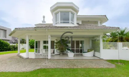 Casa à venda com 343m² construídos de 4 suítes no Village Club na SC 401