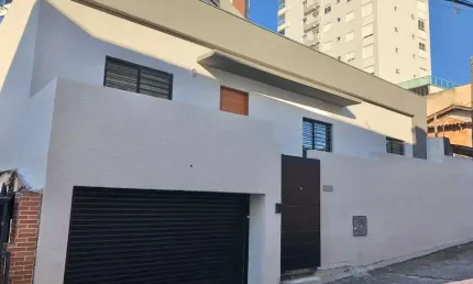 Casa a venda na agronômica – 2 dormitórios (1 suíte), jacuzzi e garagem