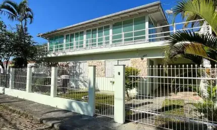 Casa ampla no centro de palhoça – versatilidade e localização em um só lugar!