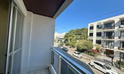 Apartamento à venda em Coqueiros – 3 dormitórios, suíte, sacada e ótima localização