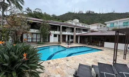 Casa ampla no bairro trindade com 6 dormitórios, piscina e churrasqueira