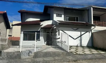 Casa ampla com 2 suítes, piscina e área de lazer completa no bairro Flor de Nápoles!