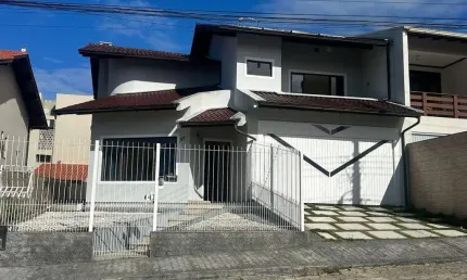 Casa ampla com 2 suítes, piscina e área de lazer completa no bairro flor de nápoles!